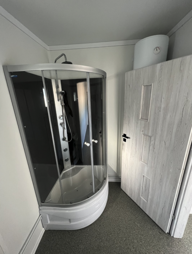 Conteneur résidentiel 6,00 × 2,44 m – Avec cuisine, salle de bain et douche