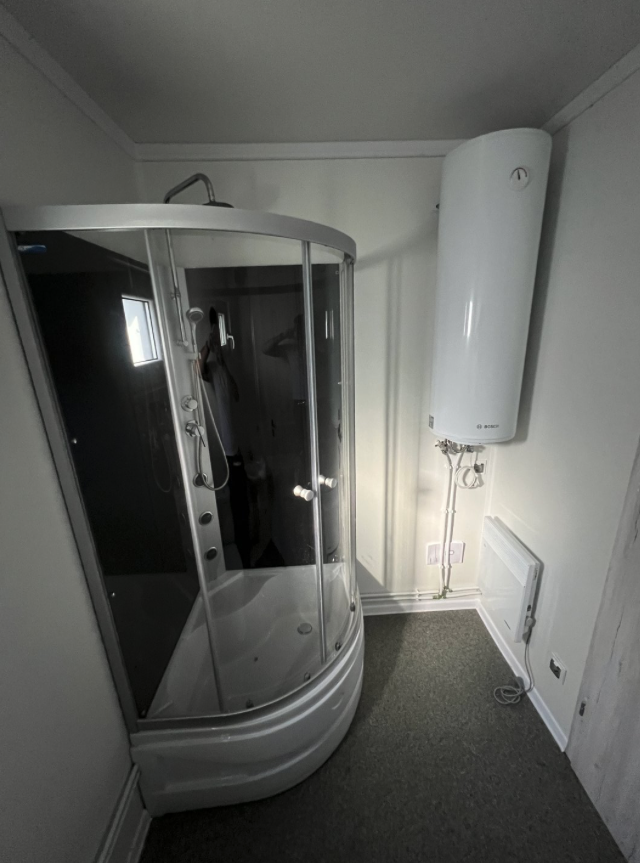 Conteneur résidentiel 6,00 × 2,44 m – Avec cuisine, salle de bain et douche