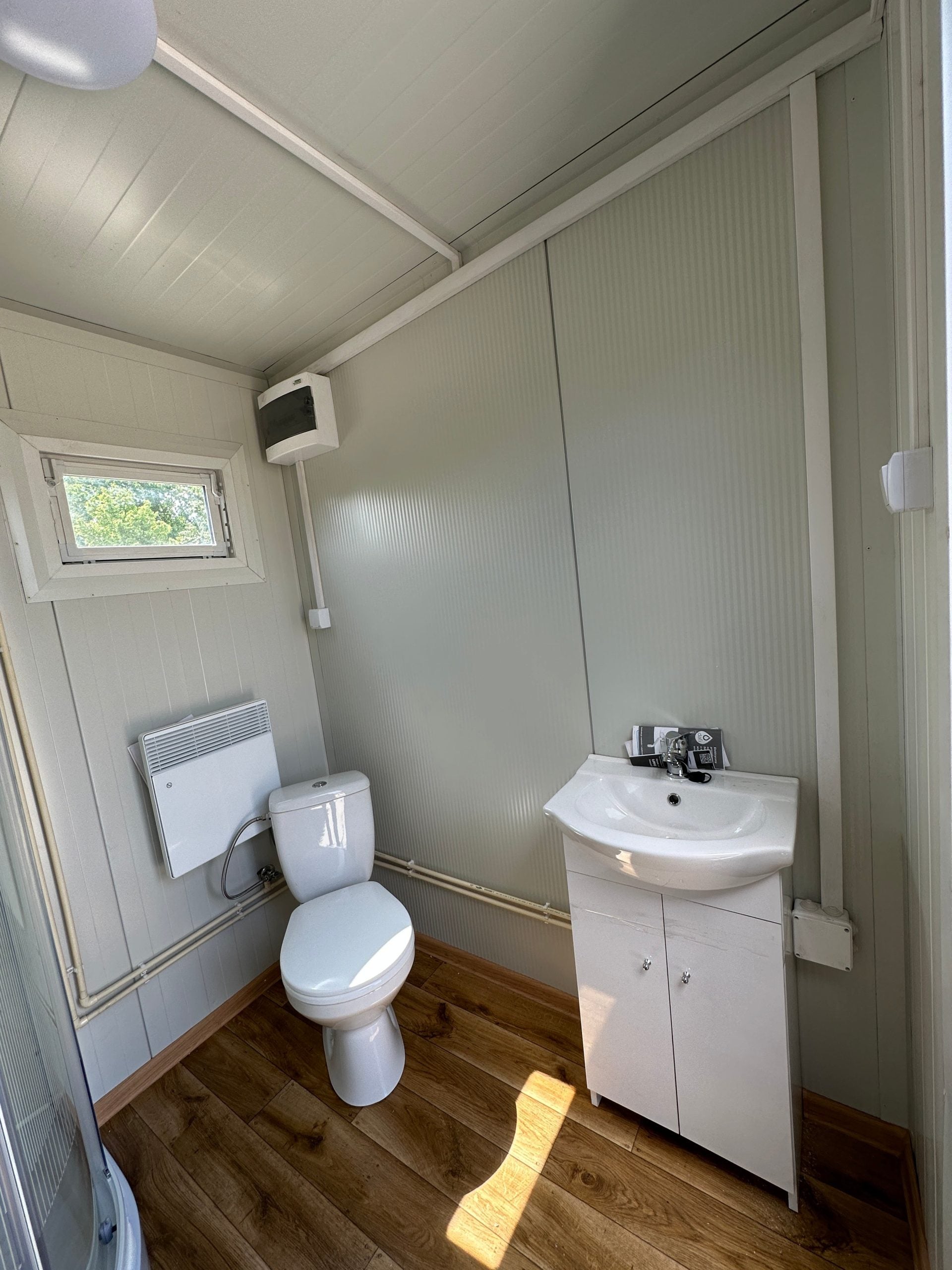 Container sanitario doppio 4,00 × 2,00 m – Con doccia e serbatoio per acque reflue