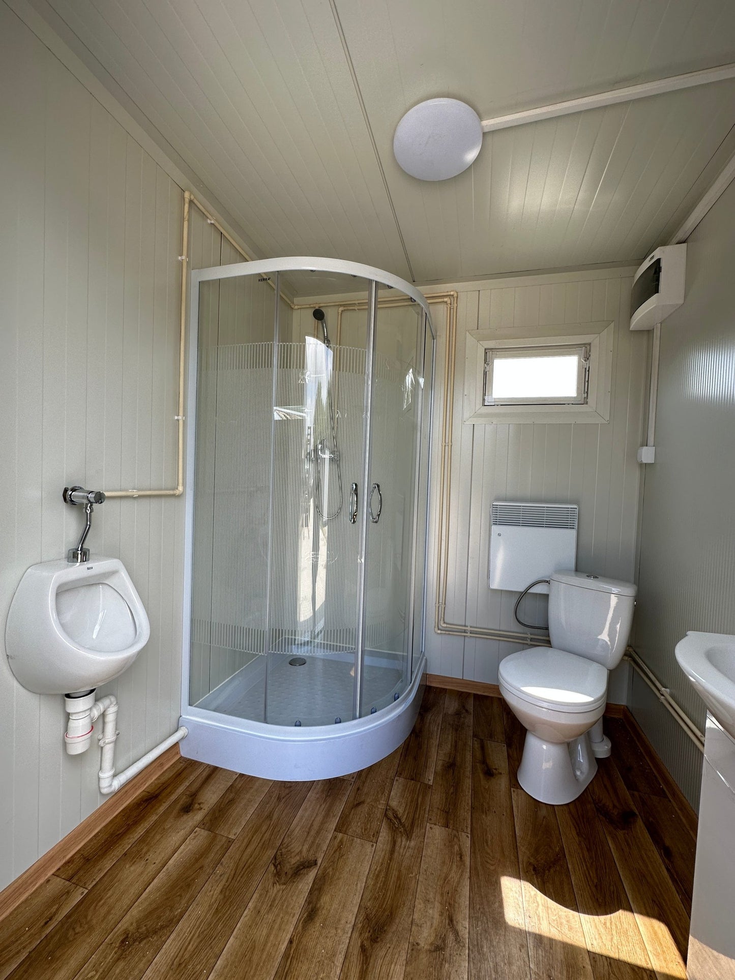Container sanitario doppio 4,00 × 2,00 m – Con doccia e serbatoio per acque reflue