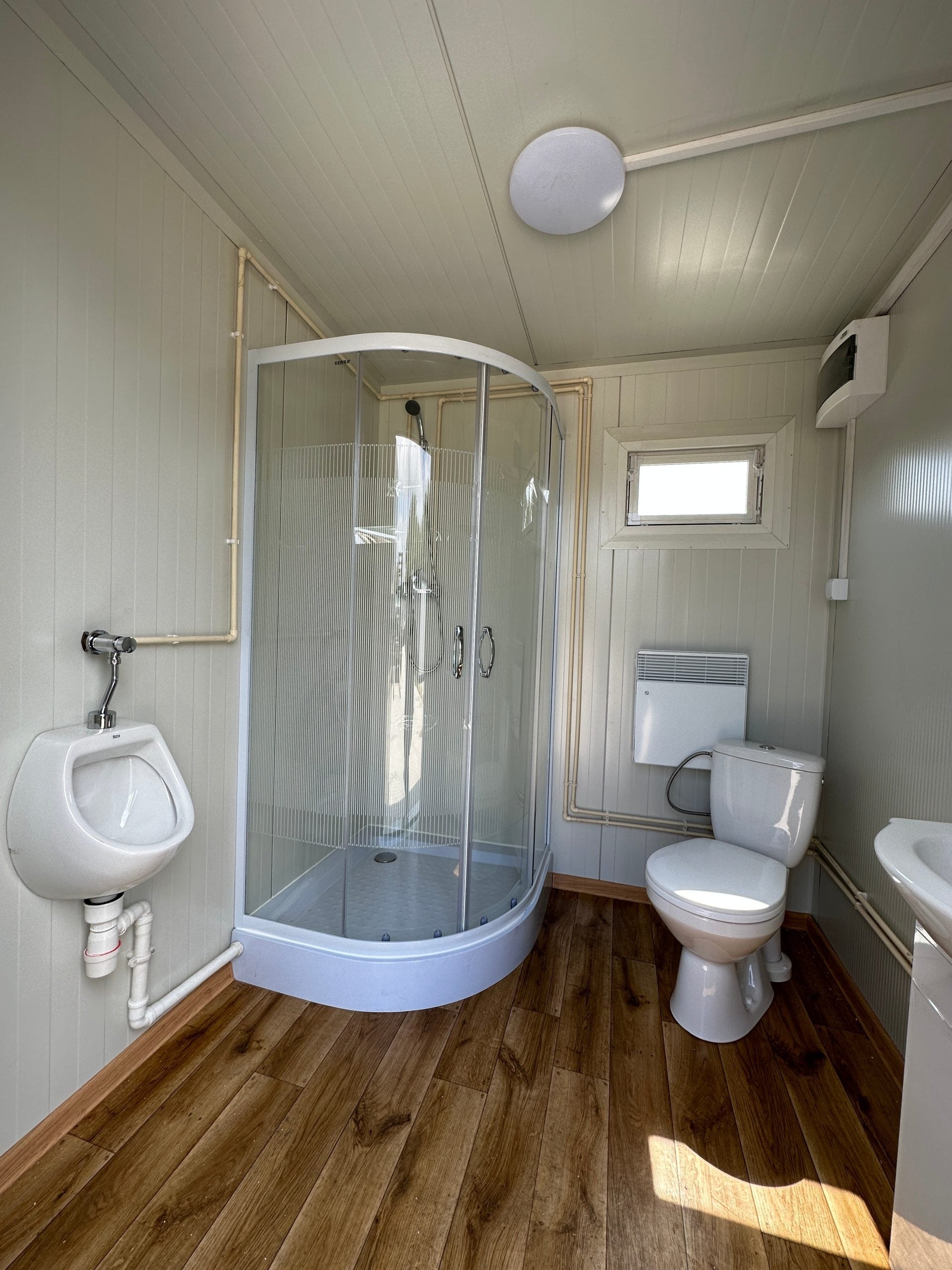 Container sanitario doppio 4,00 × 2,00 m – Con doccia e serbatoio per acque reflue