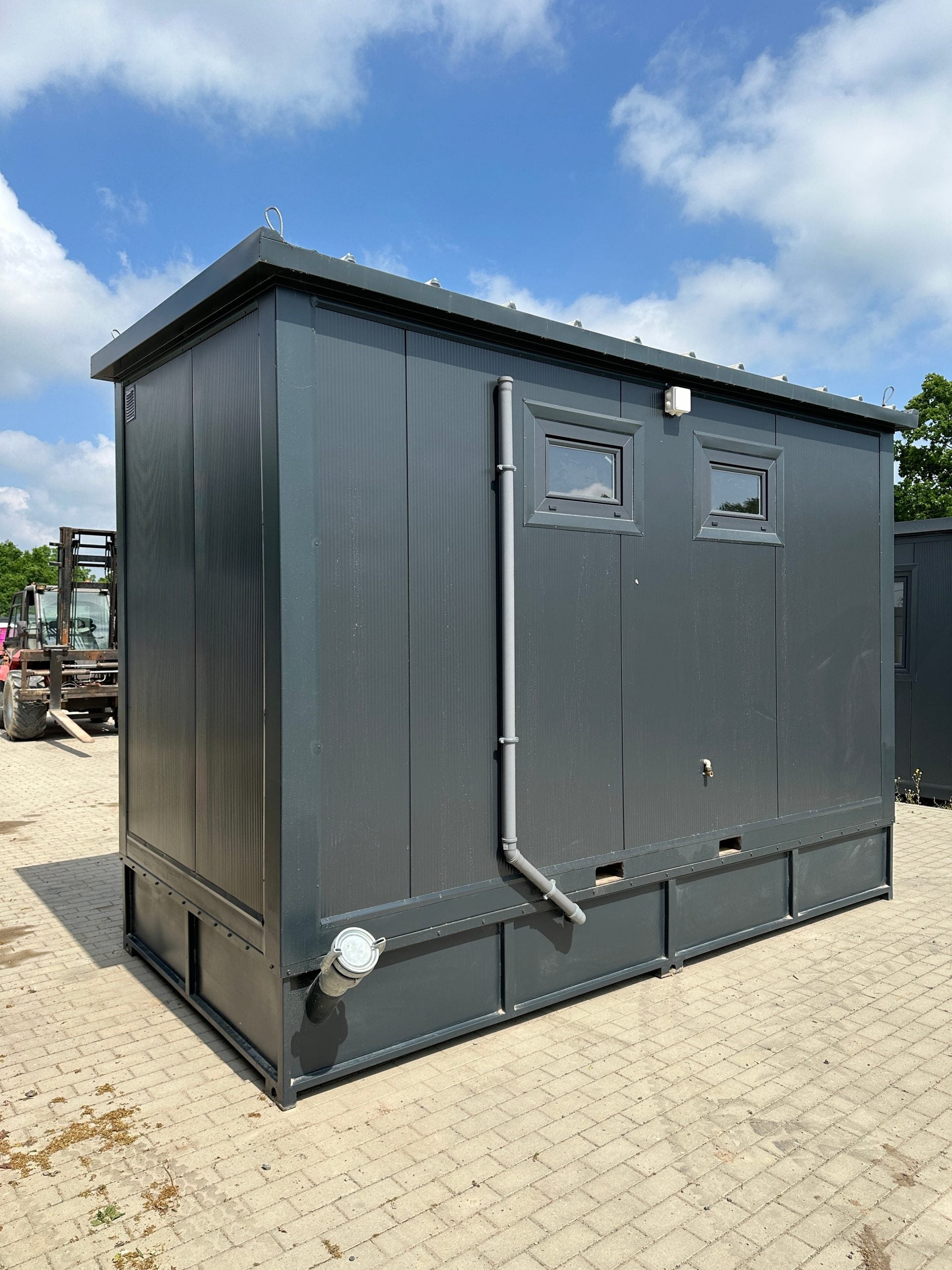 Container sanitario doppio 4,00 × 2,00 m – Con doccia e serbatoio per acque reflue