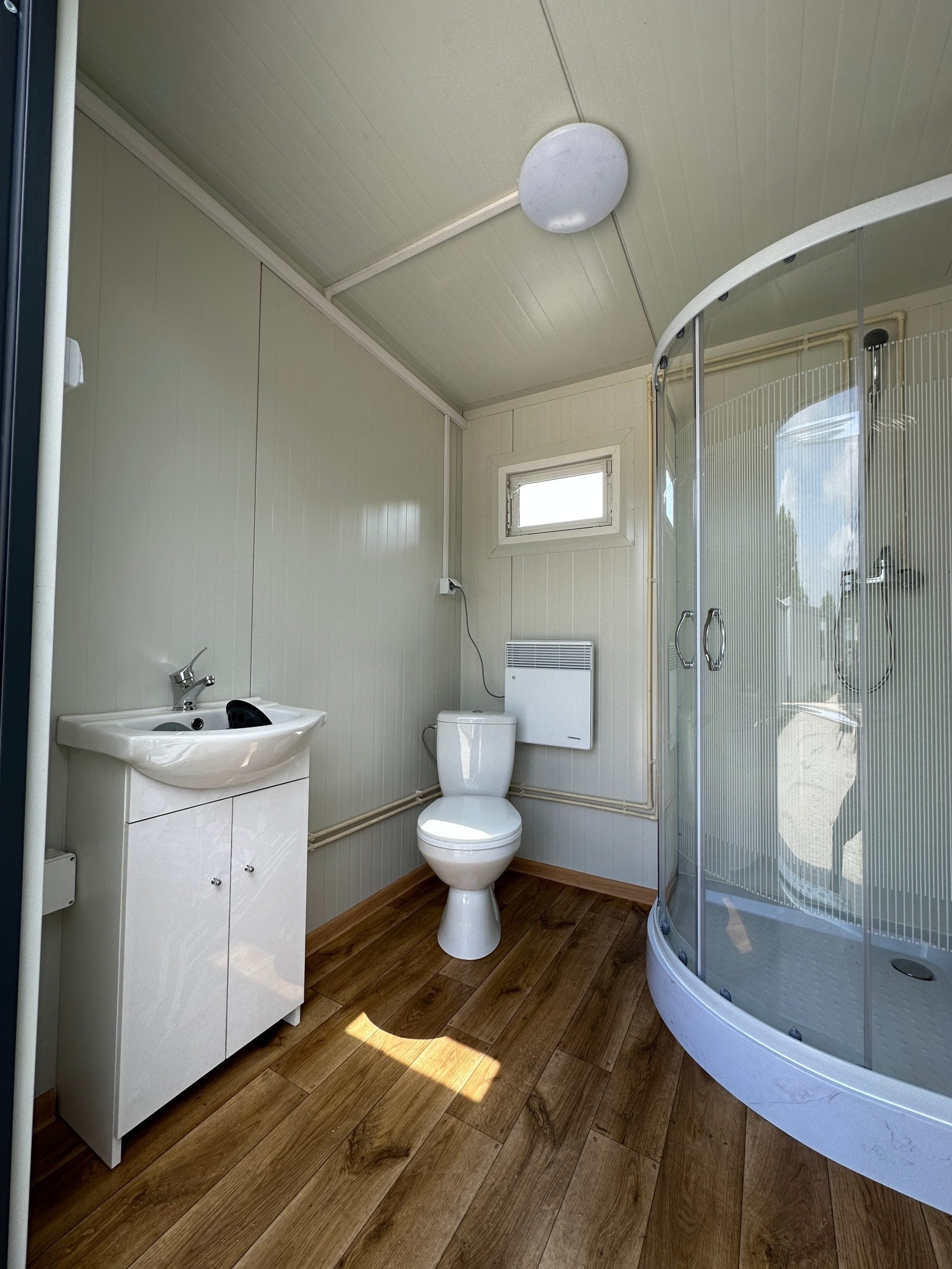 Container sanitario doppio 4,00 × 2,00 m – Con doccia e serbatoio per acque reflue