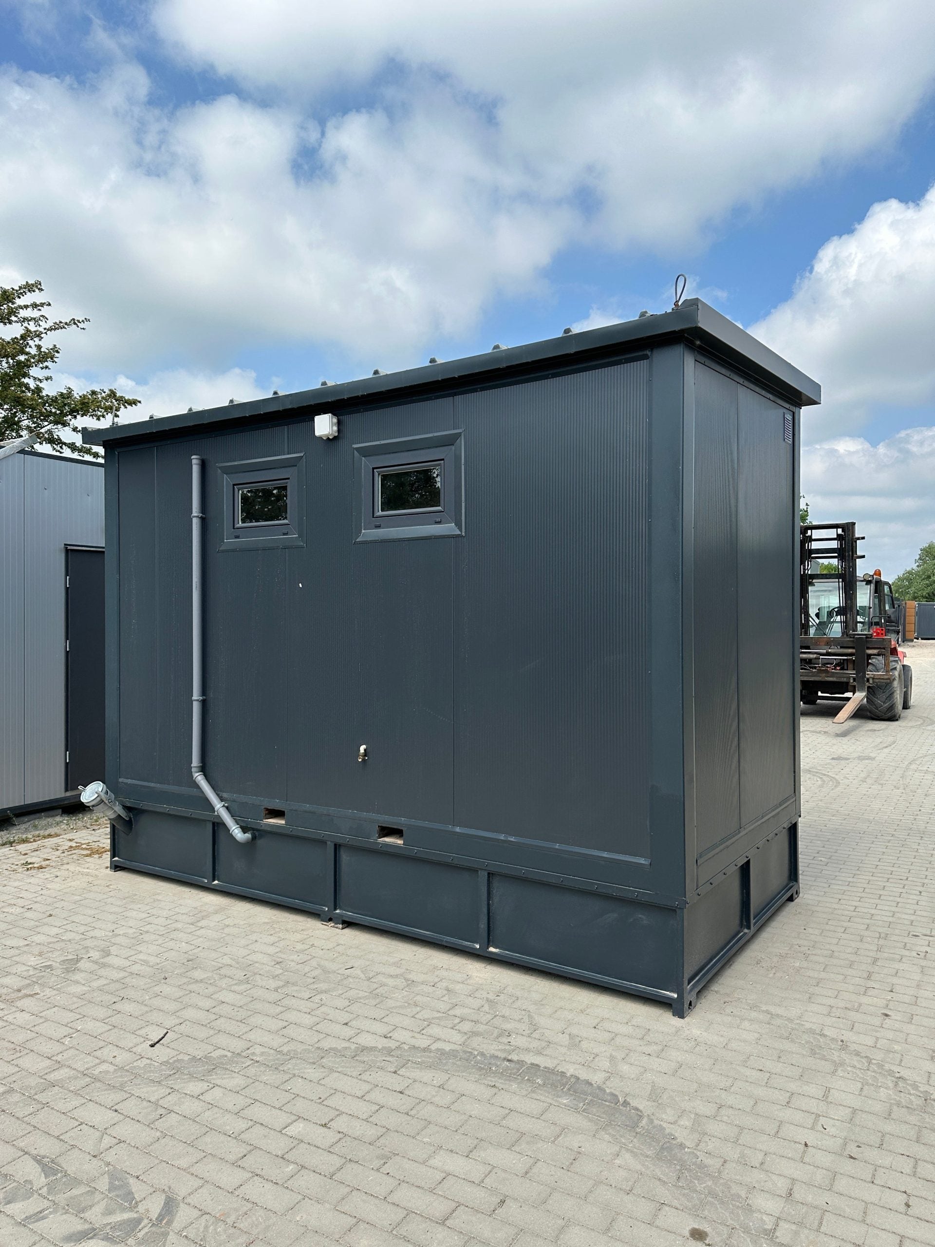 Container sanitario doppio 4,00 × 2,00 m – Con doccia e serbatoio per acque reflue