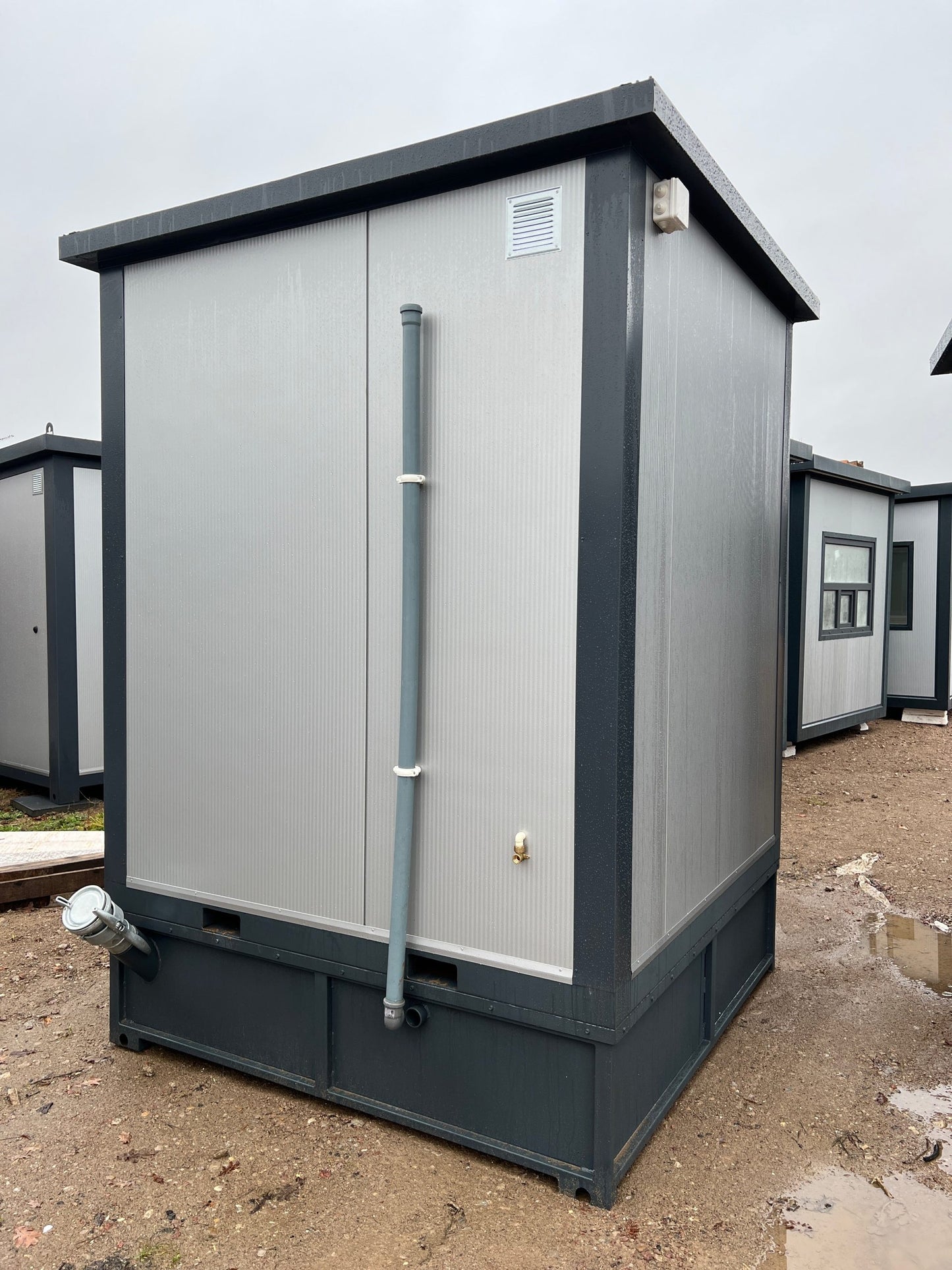 Conteneur sanitaire 2,00 × 2,00 m – Avec douche et réservoir d'eaux usées