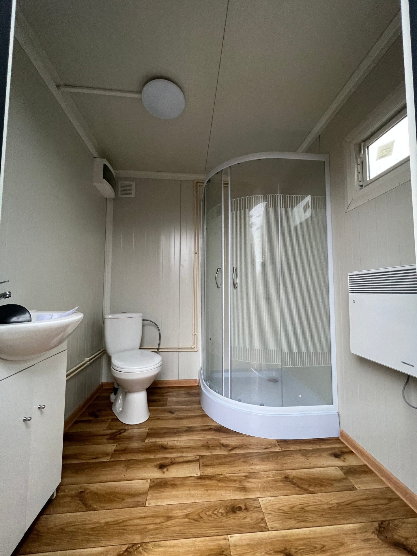Conteneur sanitaire 2,00 × 2,00 m – Avec douche et réservoir d'eaux usées