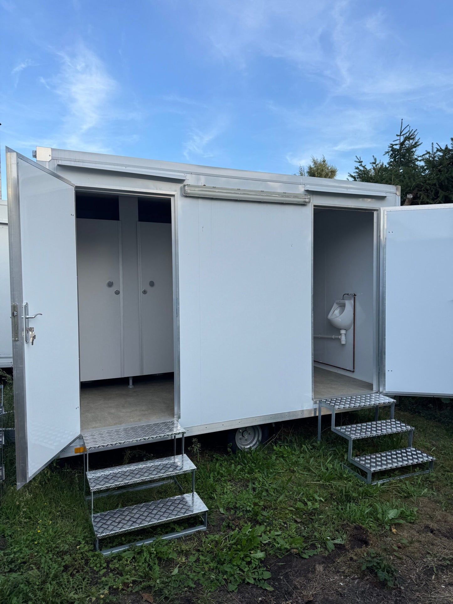WC-Anhänger Damen / Herren mit 3 WCs und 2 Urinalen