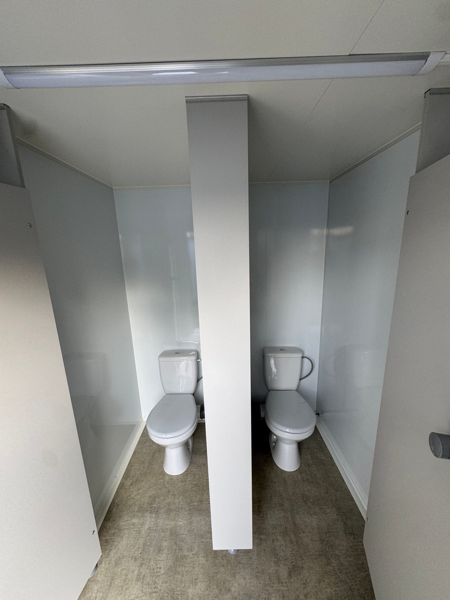WC-Anhänger Damen / Herren mit 3 WCs und 2 Urinalen