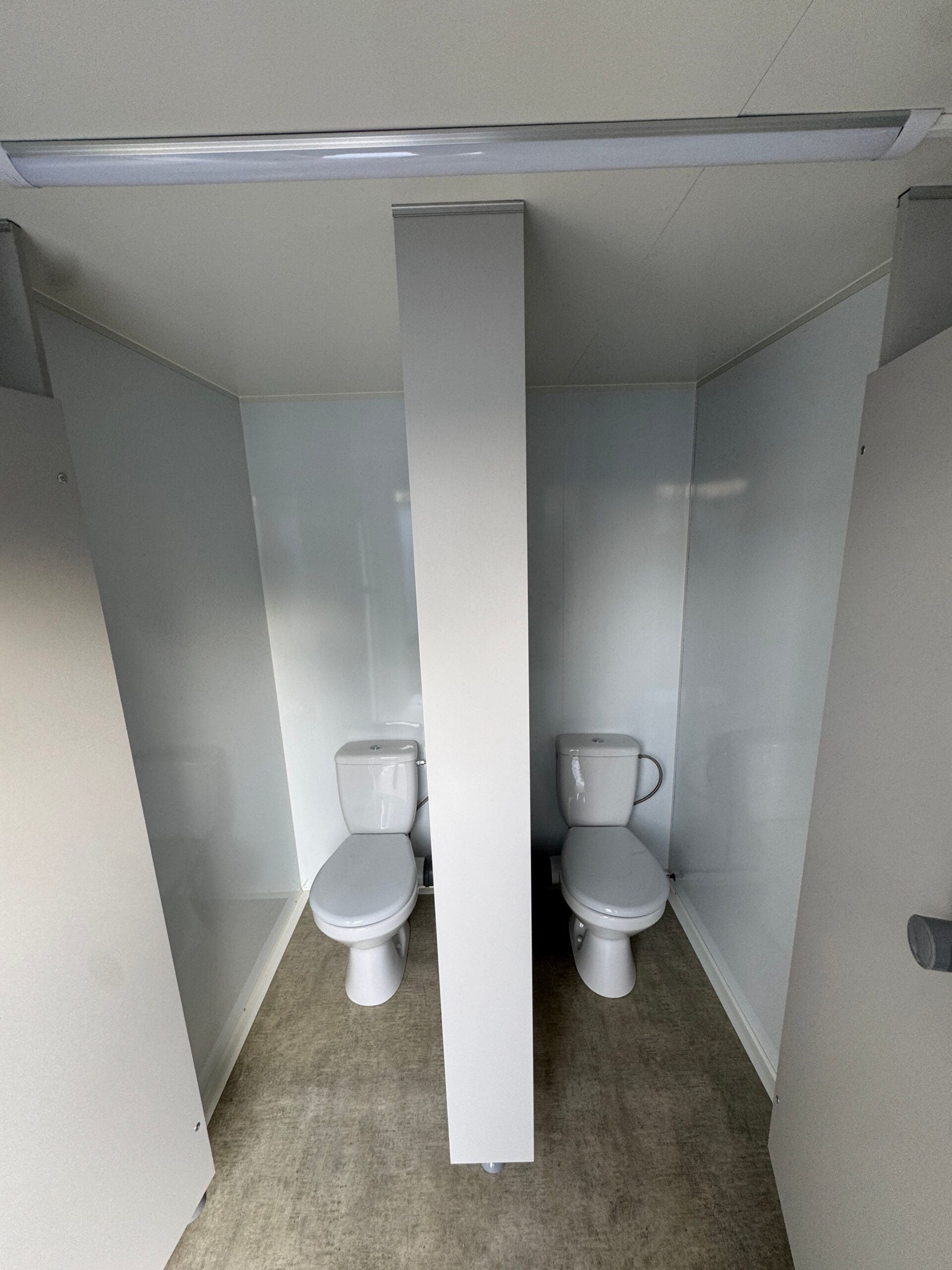 WC-Anhänger Damen / Herren mit 3 WCs und 2 Urinalen