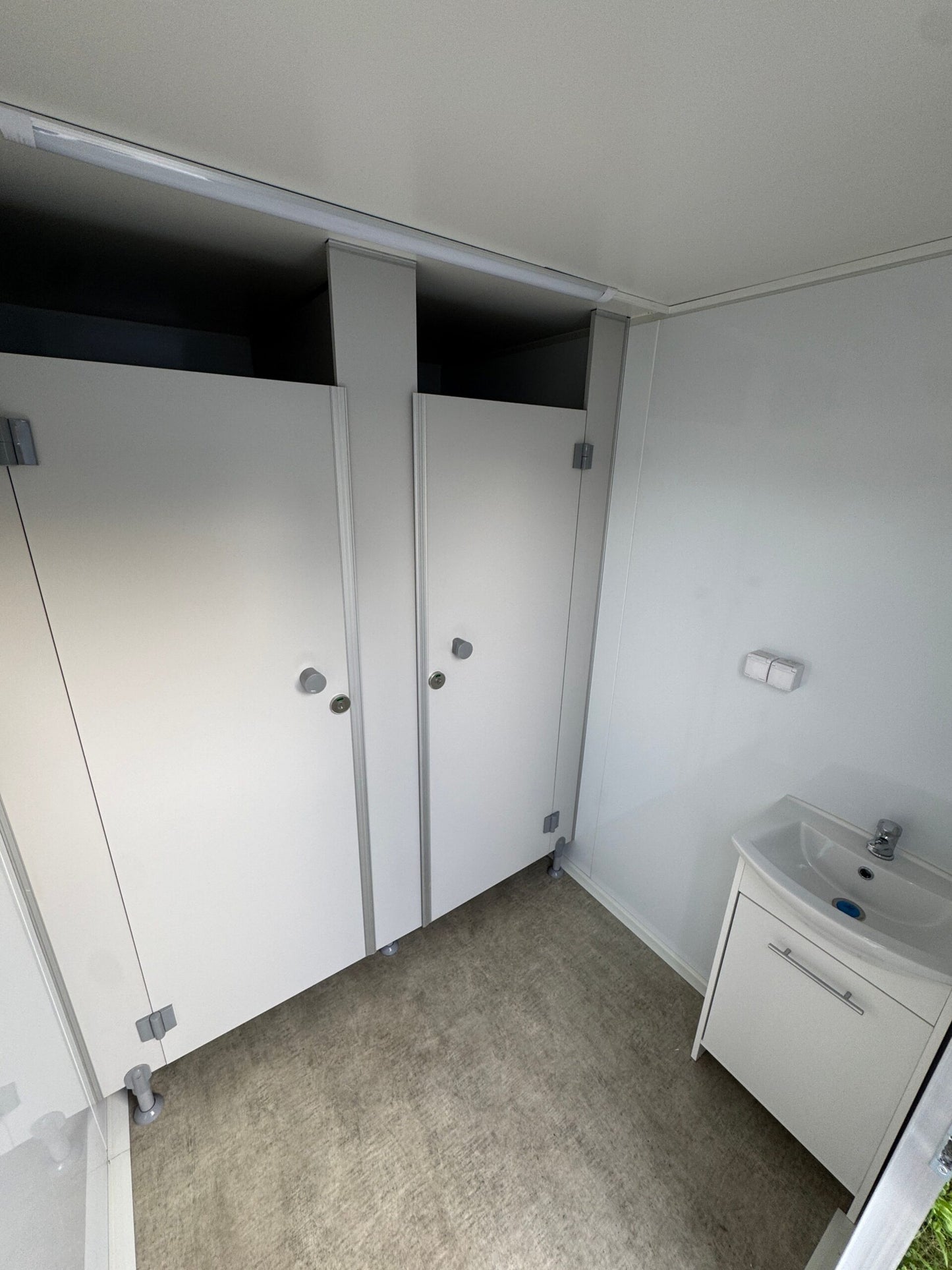 WC-Anhänger Damen / Herren mit 3 WCs und 2 Urinalen