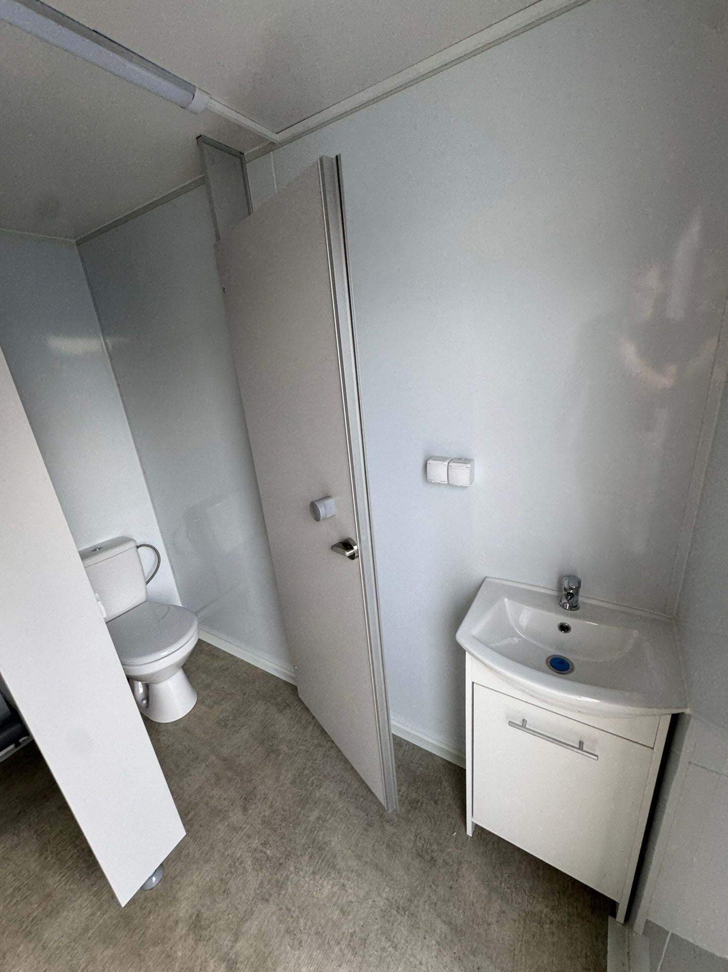 WC-Anhänger Damen / Herren mit 3 WCs und 2 Urinalen