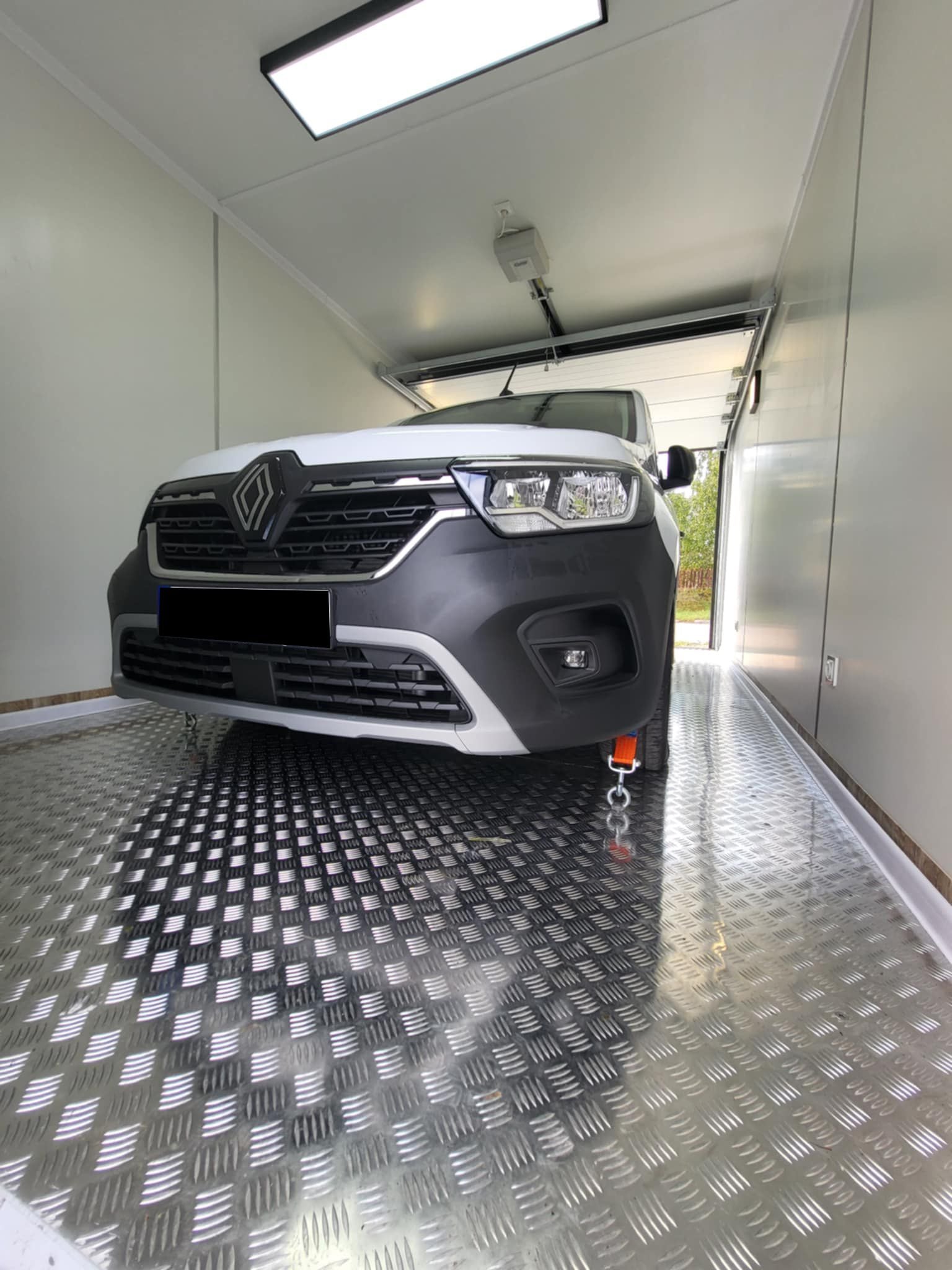 Garage container 6,00 × 3,00 m avec porte sectionnelle