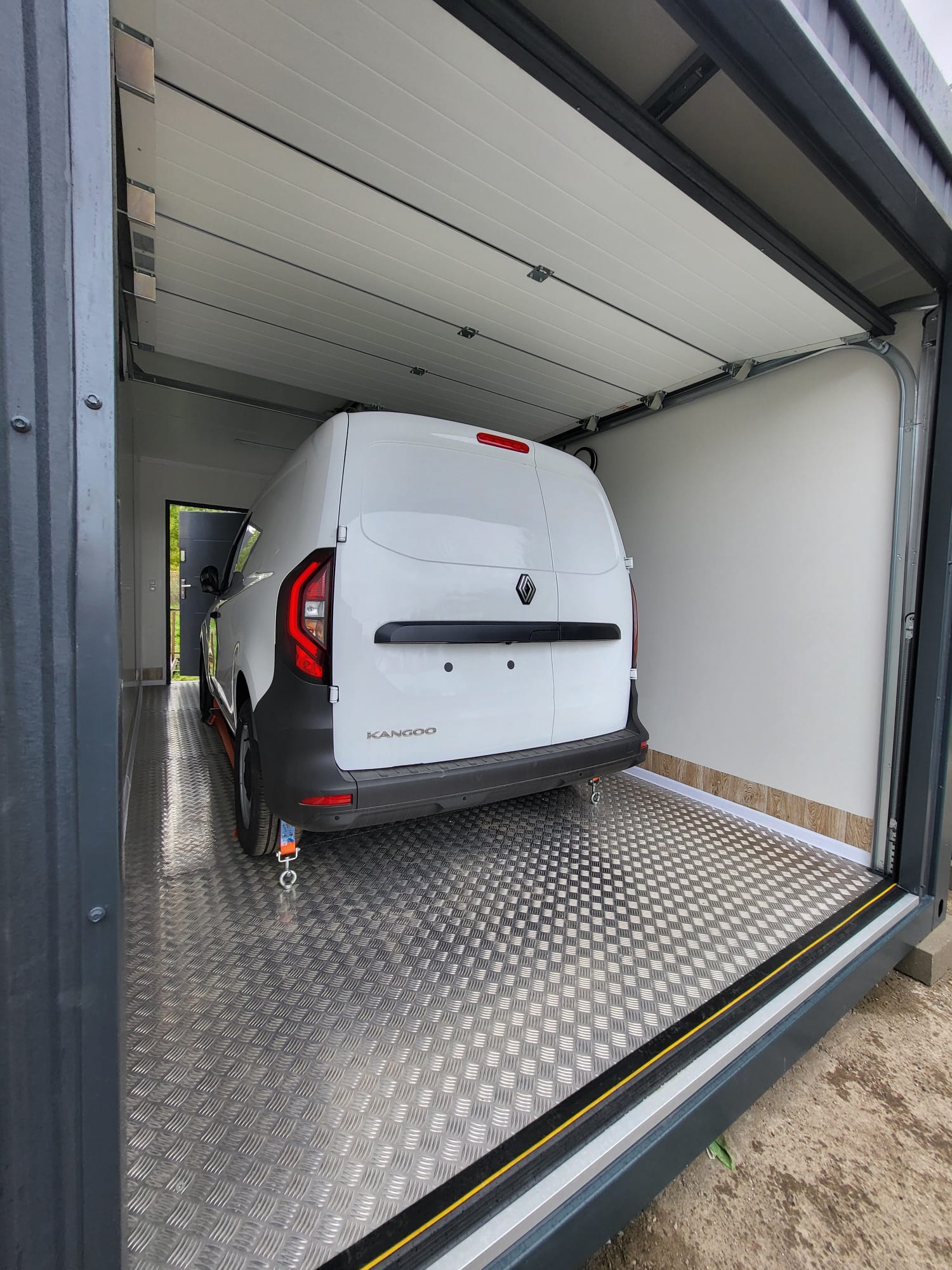 Garage container 6,00 × 3,00 m avec porte sectionnelle