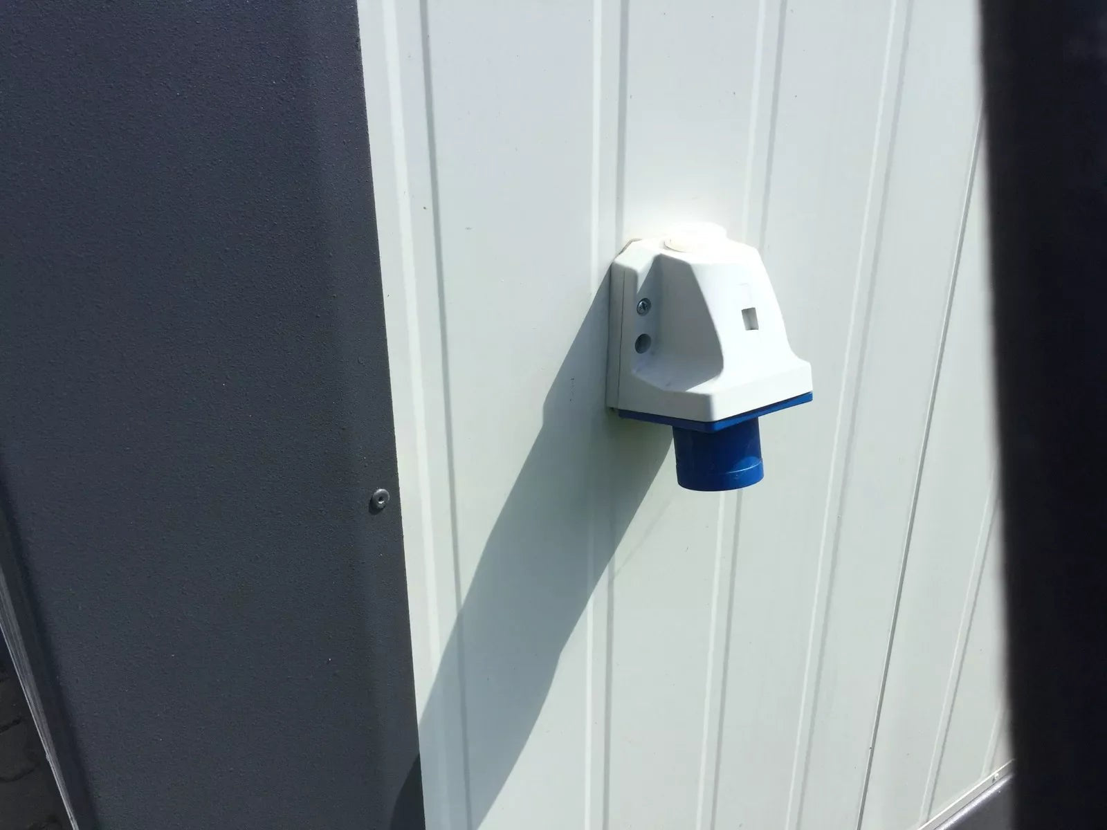 Nouveau conteneur de bureau 4×2,4 m – Cabine de sécurité / Contrôle d'accès – 9,6 m²